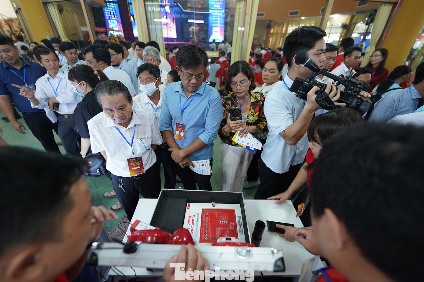 Rất đông khách tham quan bị thu hút với hệ thống báo cháy Safeone do Viettel Long An phát triển.