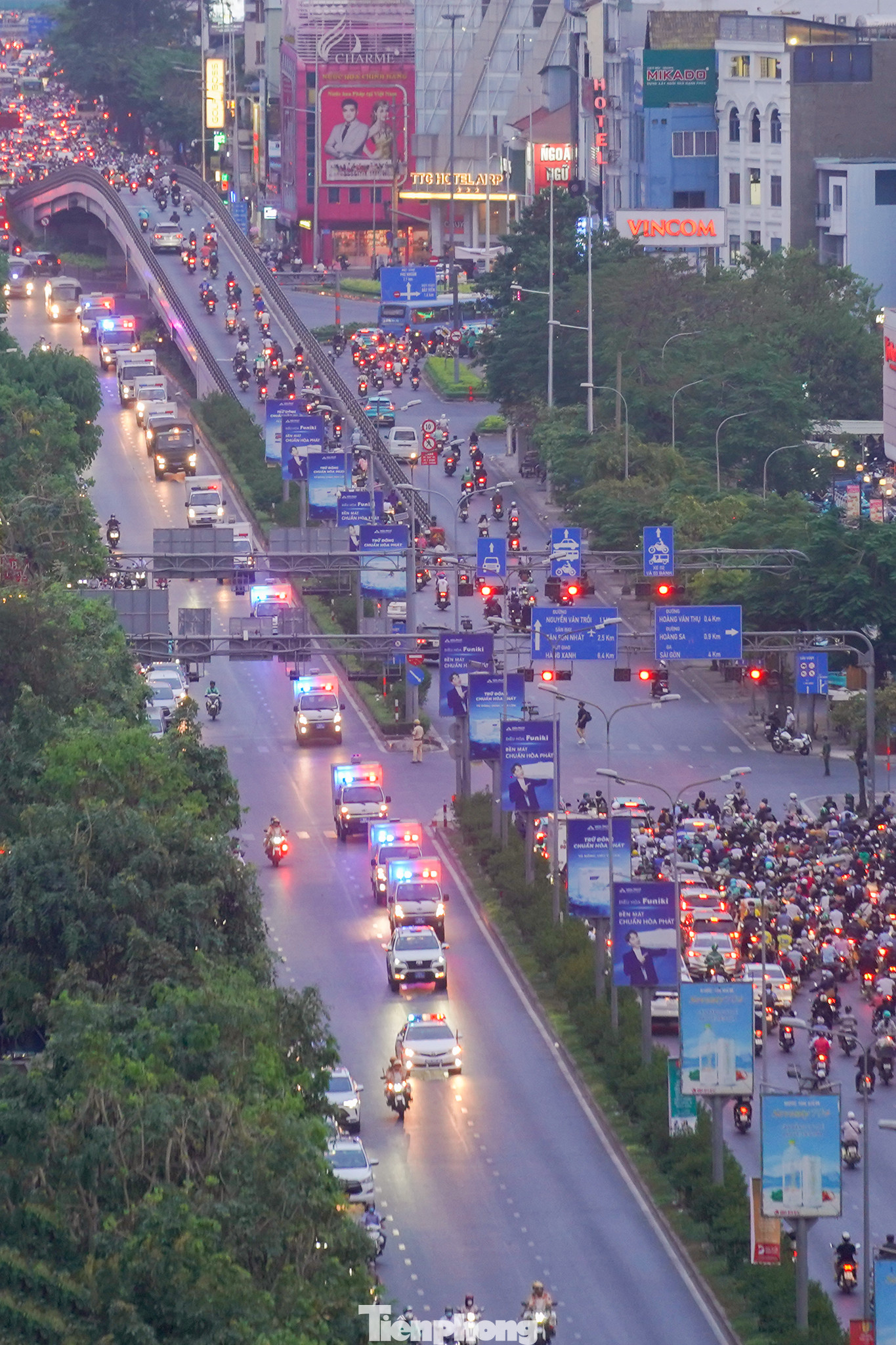 Nhìn từ trên cao, có thể hàng dài đoàn xe chở phạm nhân vụ Vạn Thịnh Phát nổi bật trên đường Cộng Hoà, đoạn qua cầu vượt Lăng Cha Cả (quận Tân Bình).