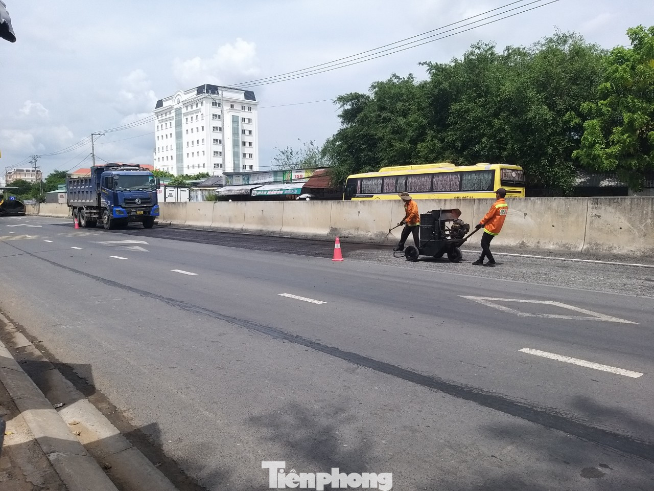 Các đơn vị thi công tái lập lại mặt đường trong ngày 19/5. Khu Quản lý đường bộ IV cho biết, tuyến tránh QL1 qua TP Tân An do Ban Quản lý dự án 7 làm chủ đầu tư. Tuyến đường này đang trong thời gian bảo hành.