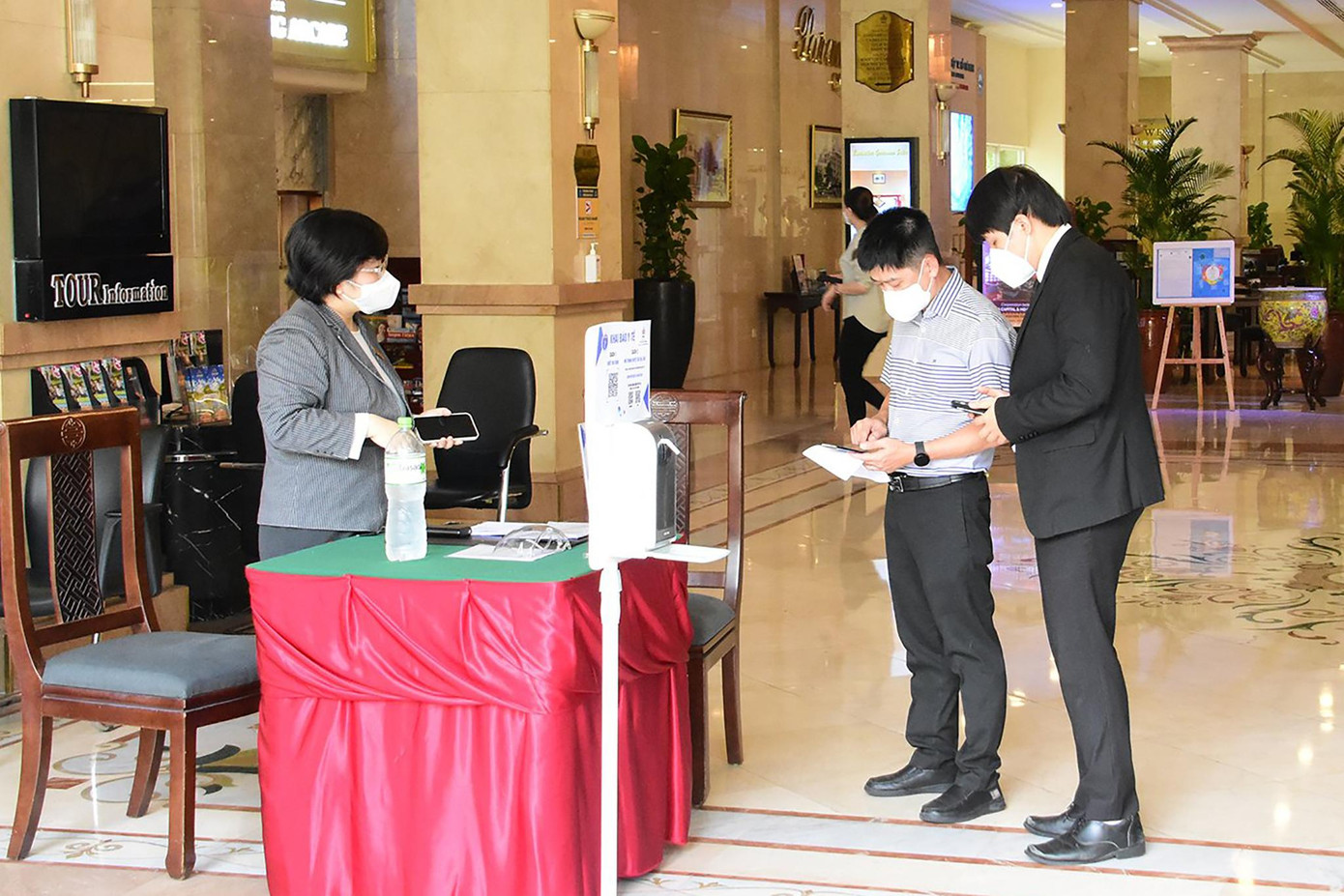 Du khách khai báo y tế trước khi vào khách sạn REX. Du khách khai báo y tế trước khi vào khách sạn REX.