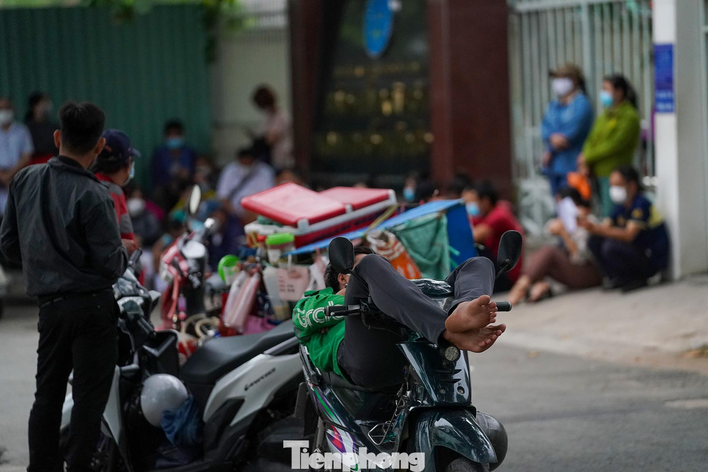 Một bác tài tranh thủ ngả lưng trong khi chờ khách làm thủ tục. Một bác tài tranh thủ ngả lưng trong khi chờ khách làm thủ tục.