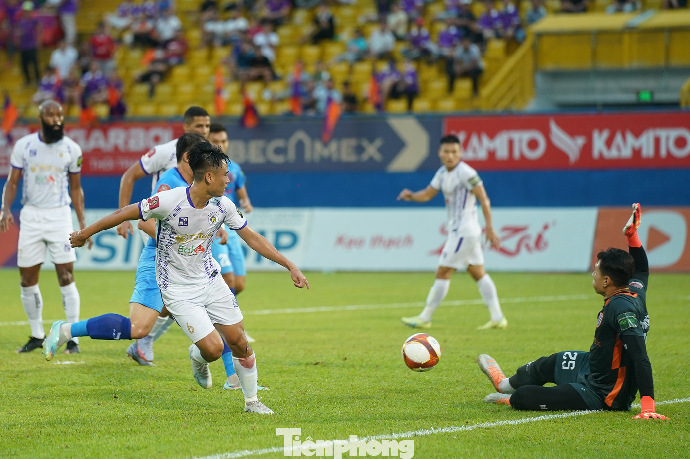 Phút thứ 22, Minh Tuấn bỏ lỡ bàn mở tỉ số cho Hà Nội khi có pha đối mặt không thành công với thủ môn Minh Toàn. Minh Toàn chơi khá hay ở hiệp này. Phút thứ 22, Minh Tuấn bỏ lỡ bàn mở tỉ số cho Hà Nội khi có pha đối mặt không thành công với thủ môn Minh Toàn. Minh Toàn chơi khá hay ở hiệp này.