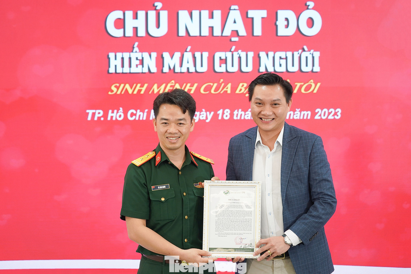 Đại diện đơn vị Amway Việt Nam- ông Nguyễn Phương Sơn - Giám đốc Đối ngoại nhận thư cám ơn từ Trung tá, bác sĩ Vũ Sơn Giang - Phó Chủ nhiệm Chính trị BV Quân y 175 - đơn vị phối hợp tiếp nhận máu từ người tình nguyện.