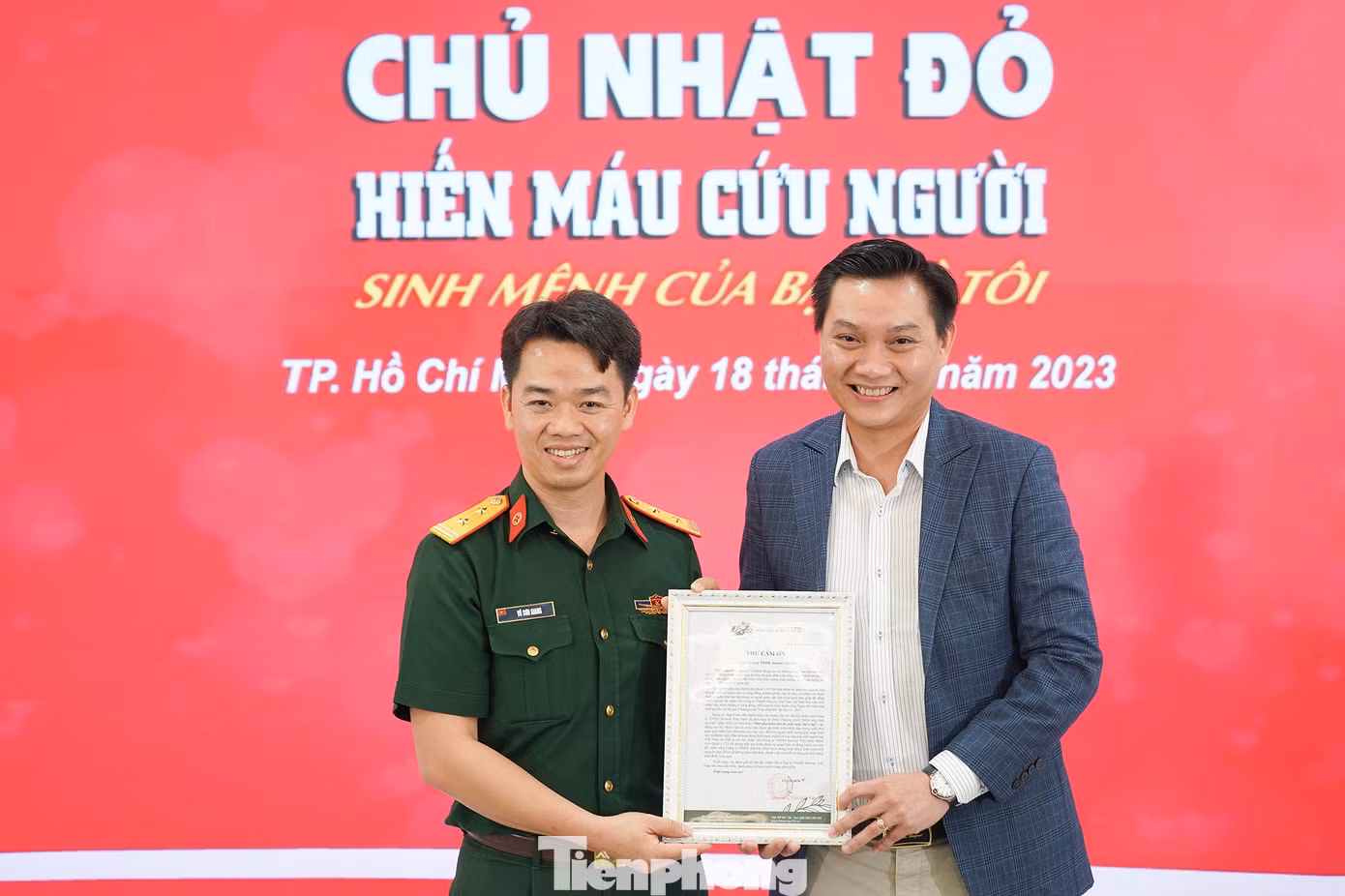 Đại diện đơn vị Amway Việt Nam- ông Nguyễn Phương Sơn - Giám đốc Đối ngoại nhận thư cám ơn từ Trung tá, bác sĩ Vũ Sơn Giang - Phó Chủ nhiệm Chính trị BV Quân y 175 - đơn vị phối hợp tiếp nhận máu từ người tình nguyện.