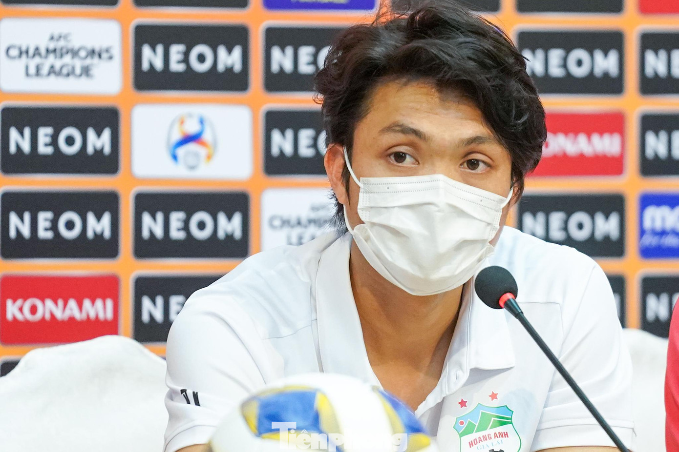 Tuấn Anh tiết lộ: "Ở giải trẻ với giải lớn rất khác nhau. Khi còn trẻ, ngay cả chiến thuật cũng rất khác. Ở độ tuổi này chiến thuật phải rõ ràng và chúng tôi phải tuân thủ. Cả tập thể tự tin mới đá theo cách của mình được. Với trình độ này, khi vào sân mình mới cảm nhận được áp lực thế nào để cải thiện năng lực. Chúng tôi hướng tới một kết quả tốt trong ngày ra quân." Tuấn Anh tiết lộ: "Ở giải trẻ với giải lớn rất khác nhau. Khi còn trẻ, ngay cả chiến thuật cũng rất khác. Ở độ tuổi này chiến thuật phải rõ ràng và chúng tôi phải tuân thủ. Cả tập thể tự tin mới đá theo cách của mình được. Với trình độ này, khi vào sân mình mới cảm nhận được áp lực thế nào để cải thiện năng lực. Chúng tôi hướng tới một kết quả tốt trong ngày ra quân."