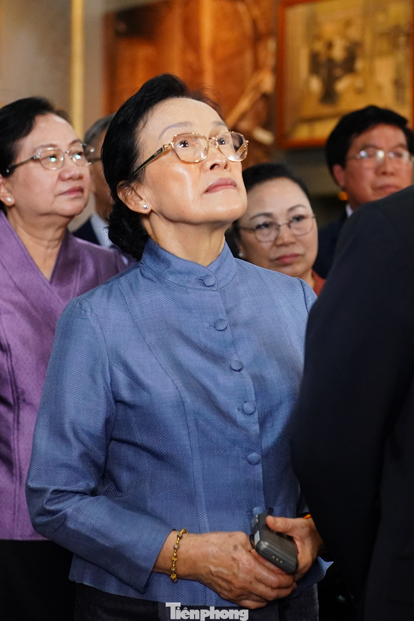 Phu nhân Naly Sisoulith chăm chú lắng nghe thuyết minh về hành trình đi tìm đường cứu nước của Chủ tịch Hồ Chí Minh. (Ảnh: Phạm Nguyễn) Phu nhân Naly Sisoulith chăm chú lắng nghe thuyết minh về hành trình đi tìm đường cứu nước của Chủ tịch Hồ Chí Minh. (Ảnh: Phạm Nguyễn)