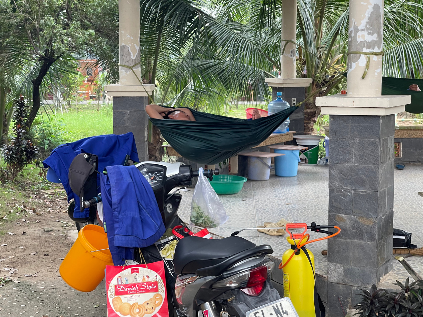 "Ở đây chúng tôi có bơm nước lên rồi lọc, khử theo tiêu chuẩn để sử dụng. Nhưng tôi ớn lắm, không dám dùng nước ấy để ăn uống mà phải mua bình nước lọc để dùng", ông T., công nhân nghĩa trang Đa Phước kể.