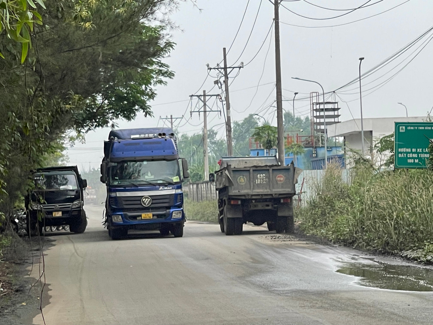 "Hàng ngày, nhiều xe chở chất thải ra vào hai công ty Sài Gòn Xanh và Hoà Bình. Có xe bốc mùi kinh khủng lắm, đang ăn phải bỏ luôn", một công nhân chia sẻ.