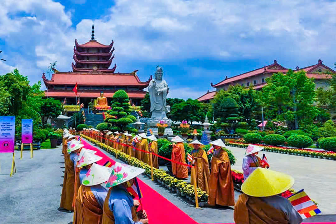 Đại lễ Vesak Liên Hiệp Quốc 2025 diễn ra từ ngày 6-8/5 ở Học viện Phật giáo Việt Nam tại TPHCM, các hoạt động chào mừng diễn ra từ 2/5. Đại lễ có nhiều chương trình, trong đó sự kiện chiêm bái Xá lợi Phật cung thỉnh từ Ấn Độ và chiêm bái Xá lợi Bồ tát Thích Quảng Đức tại Việt Nam Quốc Tự được đông đảo người dân, phật tử chờ đón.