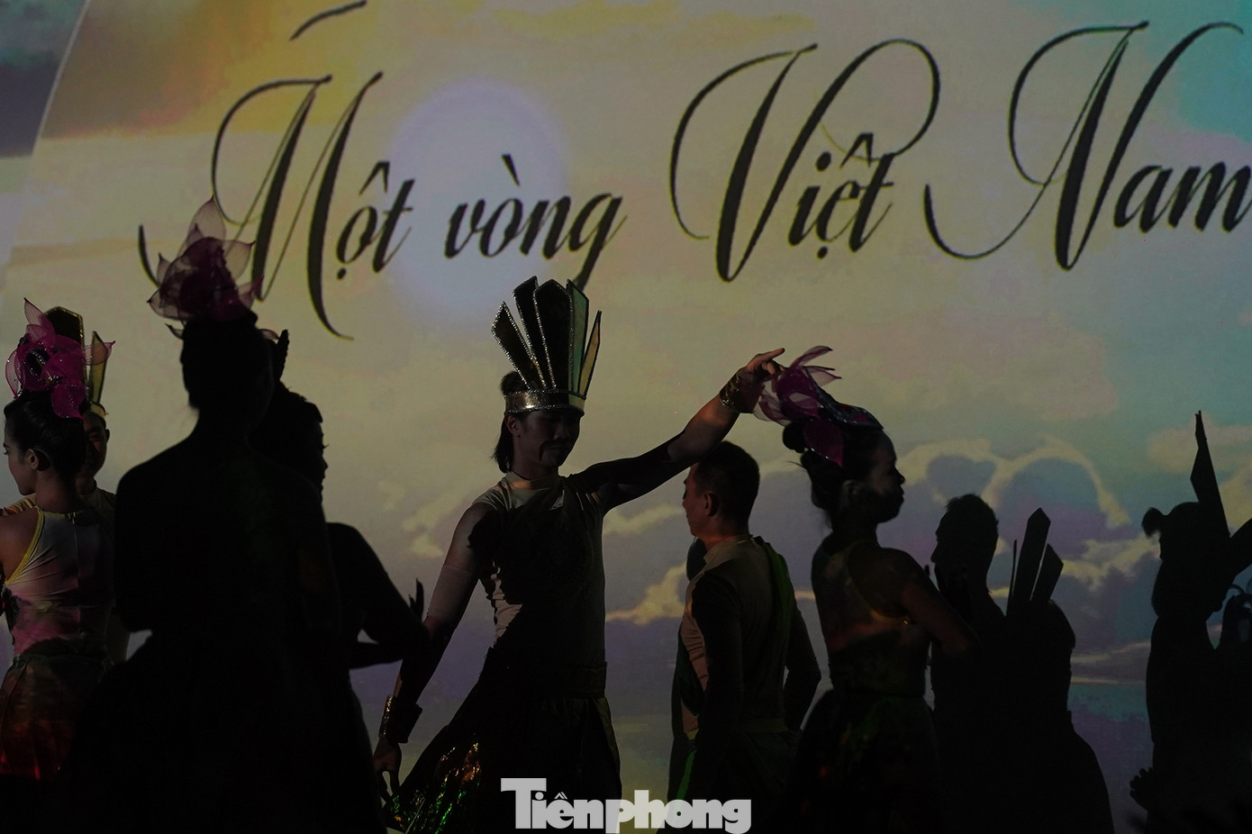 Tiết mục Một vòng Việt Nam cho khán giả nhìn lại quá trình hình thành dải đất cháu Lạc, con Rồng.