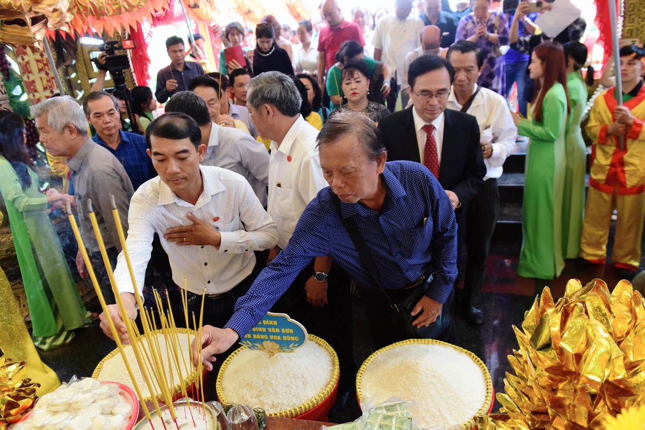 Nhiều quan khách đến dâng hương Vua Hùng ngày lễ giỗ.