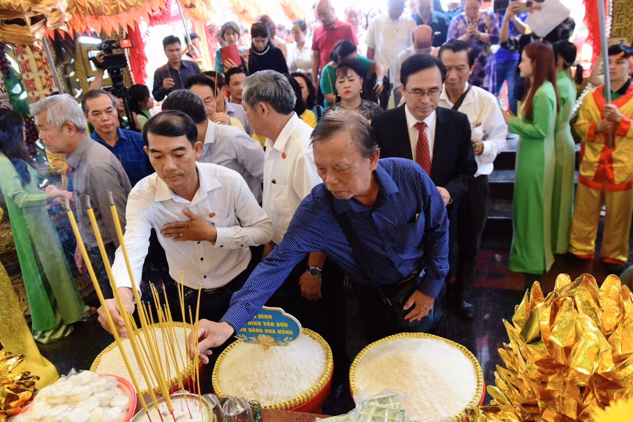 Nhiều quan khách đến dâng hương Vua Hùng ngày lễ giỗ.