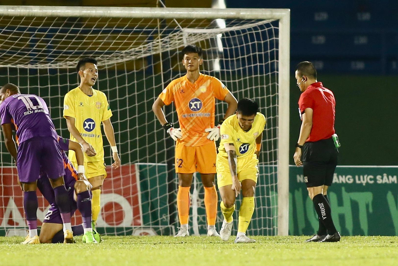 Đầu hiệp 2, đến lượt đội chủ nhà được trọng tài Ngọc Hà cho hưởng 11m sau khi Phạm Mạnh Hùng phạm lỗi khá rõ ràng với Tiến Linh.