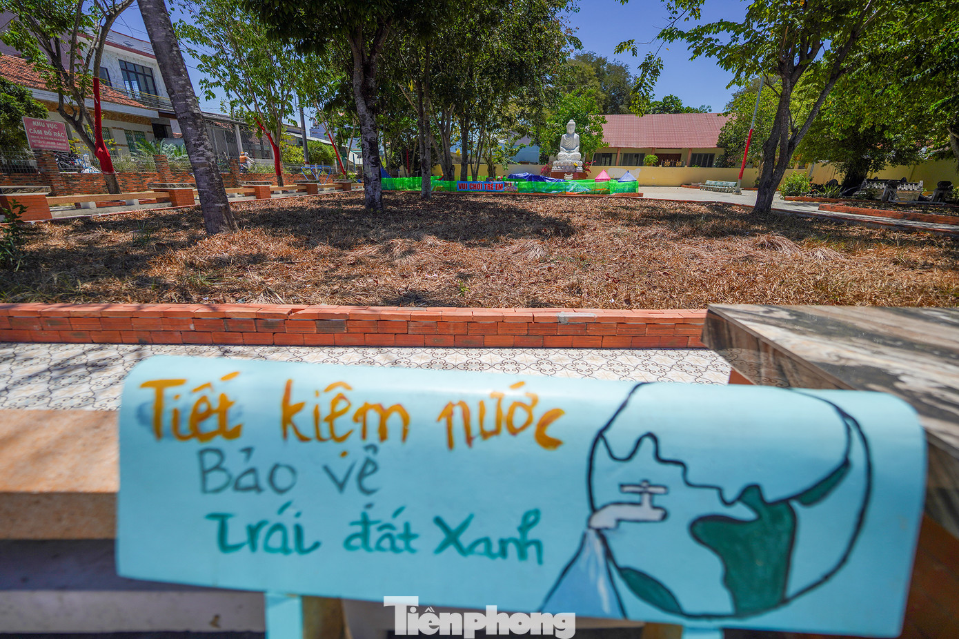 Người dân bất lực nhìn ruộng đồng chết khô đi qua mùa hạn từ sau tết nguyên đán. UBND huyện Cần Giuộc cũng đã bố trí 44 điểm cấp nước trên địa bàn 5 xã đang ảnh hưởng thiếu nước. "Hai tháng trời tôi và hàng xóm luôn trong tình trạng thiếu nước, quá kinh khủng. Tôi còn nhớ lần hạn gần đây nhất là vào năm 2000, nhưng không đến nỗi trơ đáy ao như thế này. Vợ tôi ngày cũng vác đòn gánh đi xin nước nhưng có giọt nào đâu. Nếu muốn có nước sinh hoạt, tôi phải đem can ra tận xã để hứng (nhà ông Tám đi ra trung tâm xã Tân Tập phải qua đoạn đường đê dài khoảng 300m)", ông Tám (ngụ xã Tân Tập) xót xa. Người dân bất lực nhìn ruộng đồng chết khô đi qua mùa hạn từ sau tết nguyên đán. UBND huyện Cần Giuộc cũng đã bố trí 44 điểm cấp nước trên địa bàn 5 xã đang ảnh hưởng thiếu nước. "Hai tháng trời tôi và hàng xóm luôn trong tình trạng thiếu nước, quá kinh khủng. Tôi còn nhớ lần hạn gần đây nhất là vào năm 2000, nhưng không đến nỗi trơ đáy ao như thế này. Vợ tôi ngày cũng vác đòn gánh đi xin nước nhưng có giọt nào đâu. Nếu muốn có nước sinh hoạt, tôi phải đem can ra tận xã để hứng (nhà ông Tám đi ra trung tâm xã Tân Tập phải qua đoạn đường đê dài khoảng 300m)", ông Tám (ngụ xã Tân Tập) xót xa.