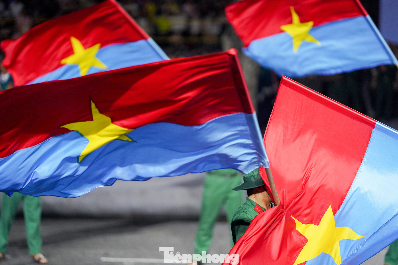 Chương trình được mở đầu bằng màn biểu diễn trống hội với chủ đề “Bản hùng ca toàn thắng”, do Đoàn Nghệ thuật trống hội Học viện Cảnh sát nhân dân (Bộ Công an) biểu diễn. Tiếp đó là chương trình xếp hình nghệ thuật, chủ đề “Đất nước trọn niềm vui”, do Đoàn Nghi lễ Quân đội thực hiện.