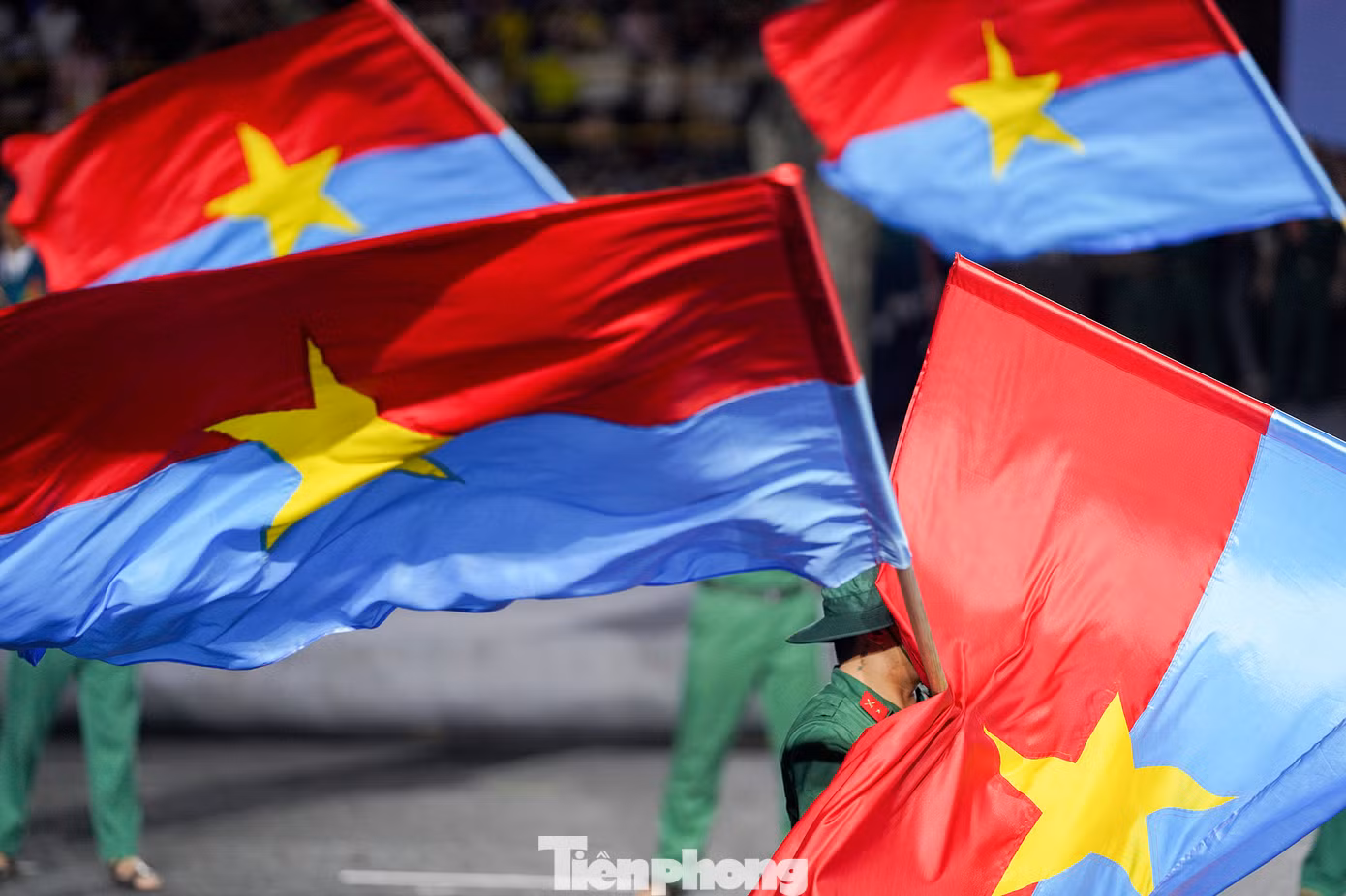 Chương trình được mở đầu bằng màn biểu diễn trống hội với chủ đề “Bản hùng ca toàn thắng”, do Đoàn Nghệ thuật trống hội Học viện Cảnh sát nhân dân (Bộ Công an) biểu diễn. Tiếp đó là chương trình xếp hình nghệ thuật, chủ đề “Đất nước trọn niềm vui”, do Đoàn Nghi lễ Quân đội thực hiện.