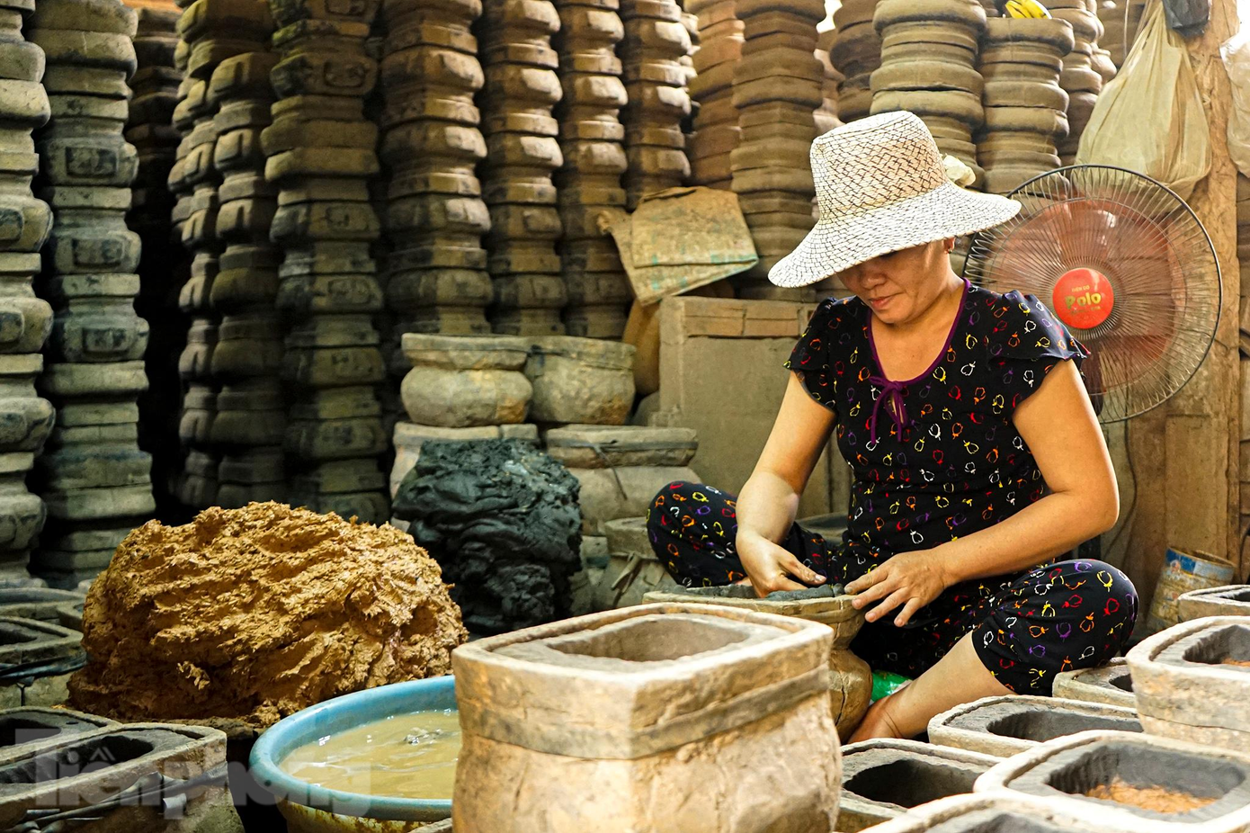 Ảnh hưởng đại dịch, làng nghề lư đồng đang đứng trước nguy cơ mai một. Ảnh hưởng đại dịch, làng nghề lư đồng đang đứng trước nguy cơ mai một.