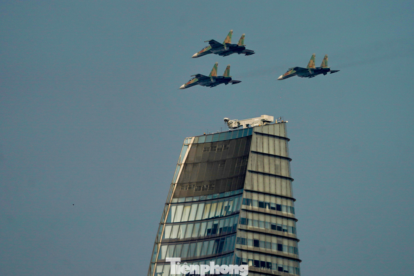 Phi đội tiêm kích không chỉ bay qua những khu vực nổi bật của TPHCM như toà nhà Bitexco, cầu Sài Gòn, mà còn thực hiện các động tác uốn lượn, bay với tốc độ cao, mang đến cho người dân những hình ảnh vô cùng ấn tượng. Phi đội tiêm kích không chỉ bay qua những khu vực nổi bật của TPHCM như toà nhà Bitexco, cầu Sài Gòn, mà còn thực hiện các động tác uốn lượn, bay với tốc độ cao, mang đến cho người dân những hình ảnh vô cùng ấn tượng.