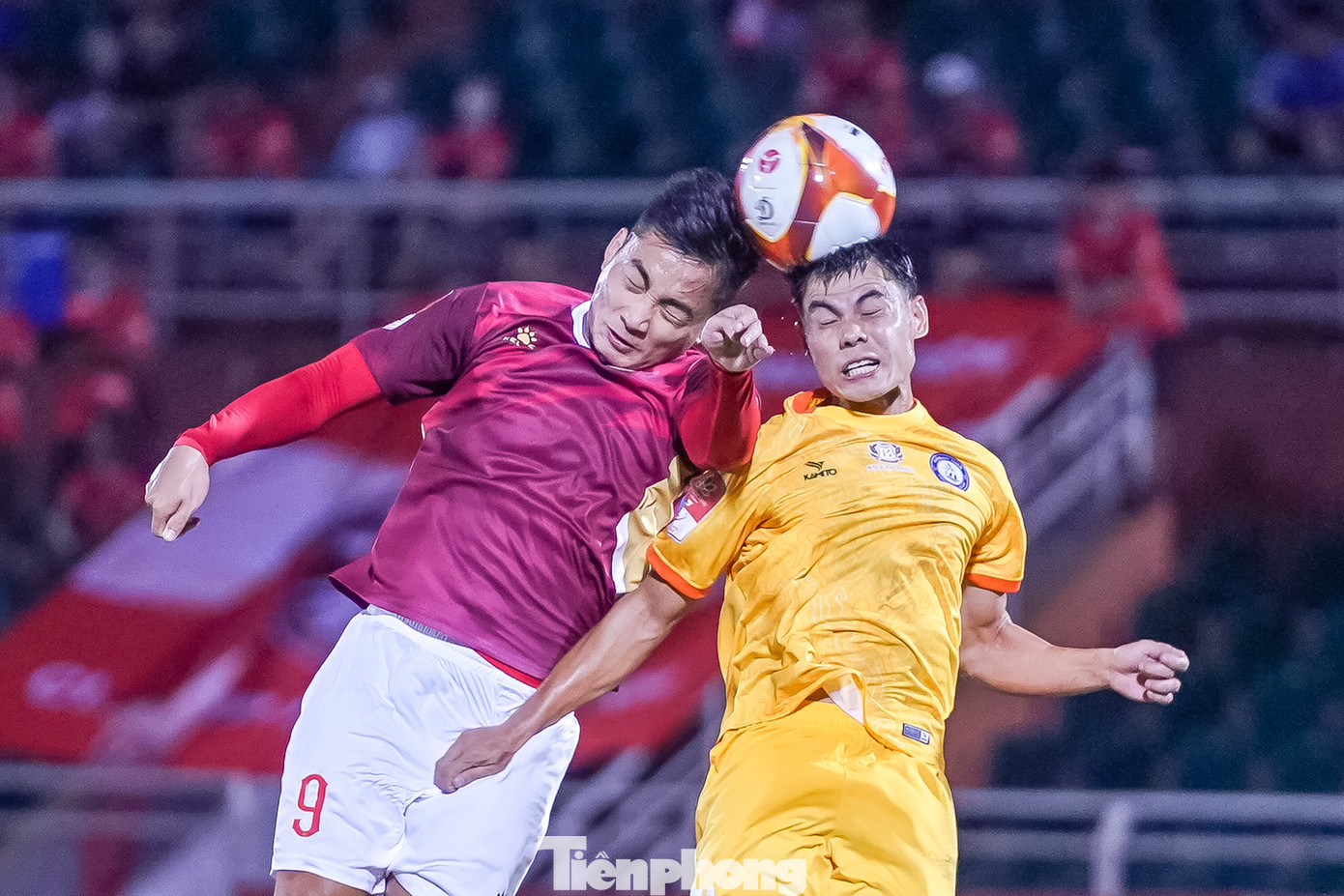 Nửa đầu hiệp 1, trận đấu trôi đi với tốc độ khá chậm, không có nhiều cơ hội được cầu thủ hai đội tạo ra.