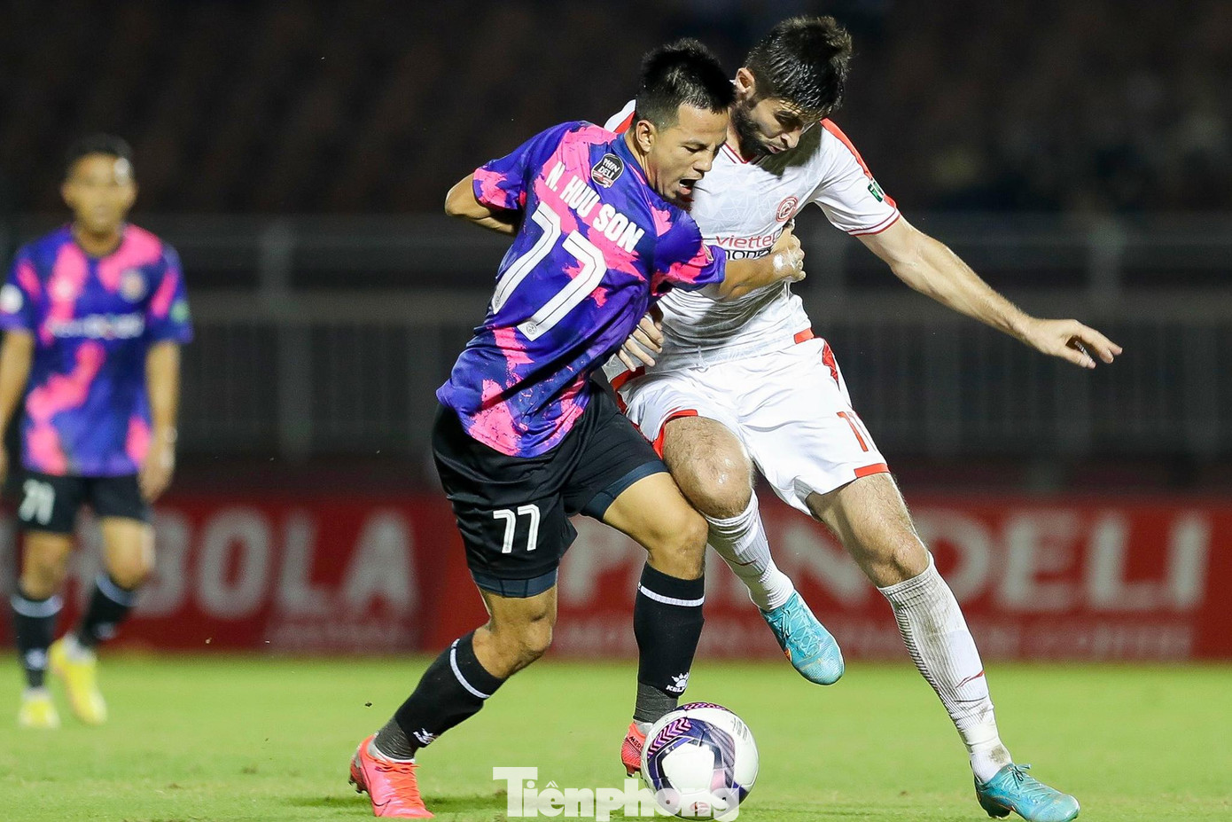 Hàng thủ Sài Gòn chật vật chống đỡ các đường lên bóng của Viettel. Hàng thủ Sài Gòn chật vật chống đỡ các đường lên bóng của Viettel.