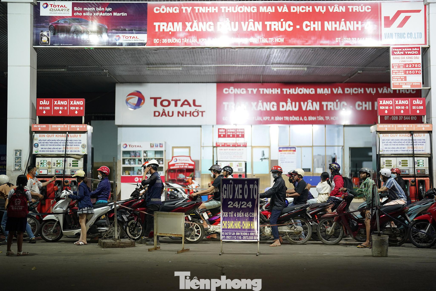 Tương tự, bằng các vật dụng sẵn có, cây xăng Vân Trúc trên đường Tây Lân (quận Bình Tân) cũng phân đúng một luồng cho xe máy vào đổ xăng.