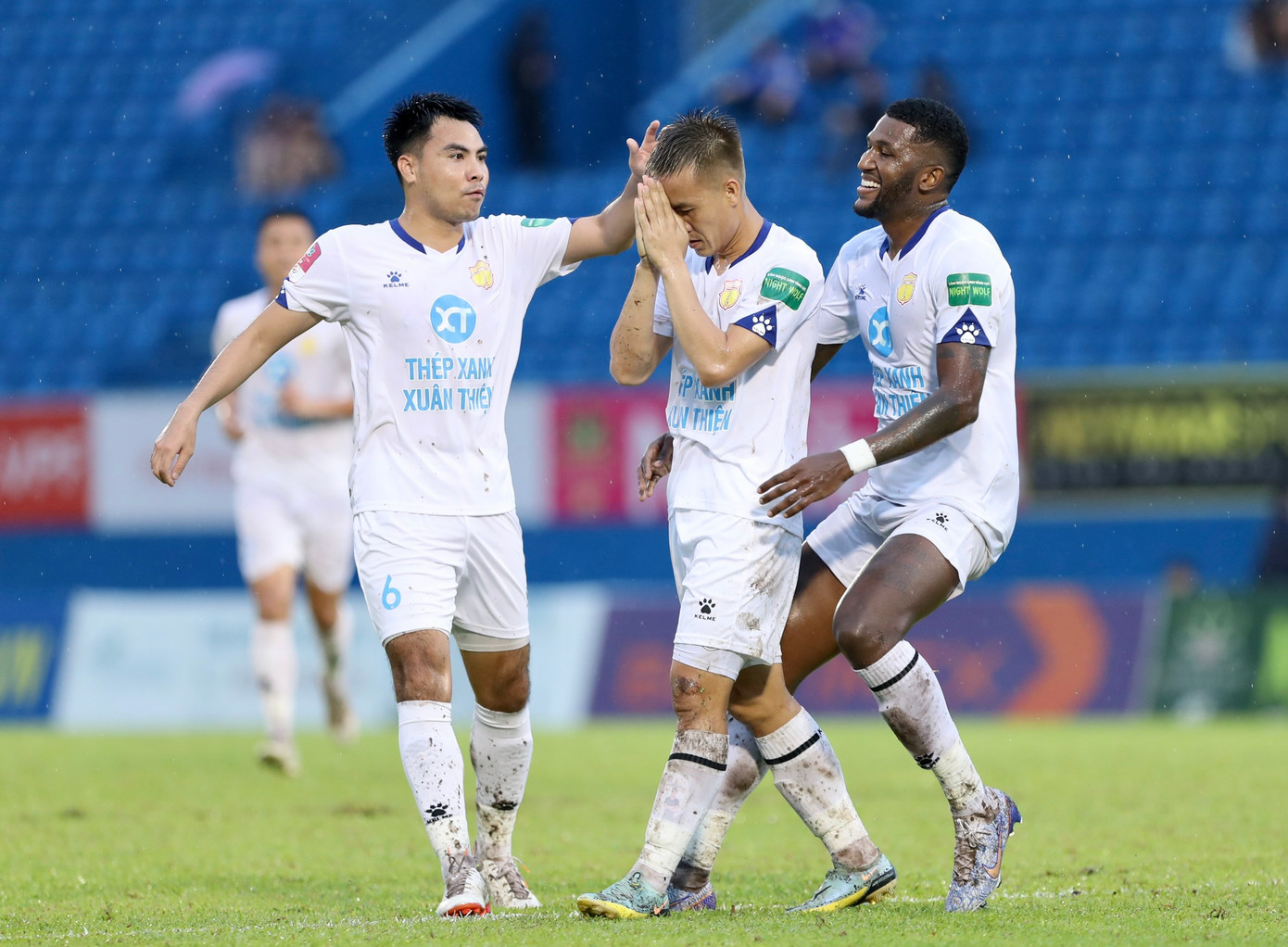 Đến phút thứ 29, Tô Văn Vũ ghi bàn vào lưới đội bóng cũ nâng tỷ số lên 3-0. Chỉ 2 phút sau, hy vọng được nhen nhóm lại cho đội bóng đất Thủ sau pha đá phạt đền thành công của Rimario.