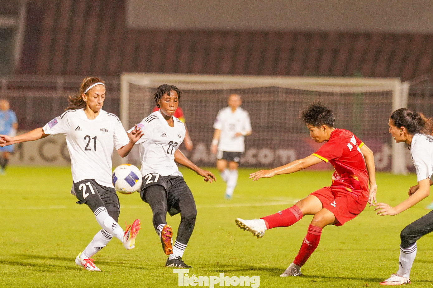 Đội nữ TPHCM tiếp đón đội nữ Abu Dhabi Country tới từ UAE trong khuôn khổ bán kết AFC Champions League nữ. Đại diện của Việt Nam phải nhận bàn thua ngay ở phút thứ ba của trận đấu.