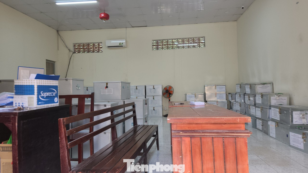 Tài liệu, hồ sơ liên quan đến vụ án được lưu giữ tại một phòng riêng với hệ thống điều hoà hoạt động liên tục. Đây là vụ án có hồ sơ ‘khủng’, với khoảng 1 triệu bút lục, 2.500 tập tài liệu đựng trong 104 thùng hồ sơ, nặng khoảng 6 tấn. TAND TPHCM cũng đã chuẩn bị một phòng riêng với đủ trang thiết bị PCCC, camera an ninh, để luật sư , người liên quan sao chụp hồ sơ, tài liệu.