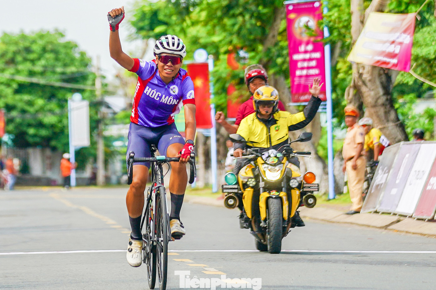 Kết thúc giải đua xe đạp vòng quanh Thị trấn Cần Thạnh chào mừng lễ hội Nghinh Ông Cần Giờ, VĐV Nguyễn Hoàng Phúc Thịnh (sinh năm 2008, đội Hóc Môn, TPHCM) xuất sắc cán đích đầu tiên giành HCV cá nhân lứa tuổi dưới 16. VĐV Huỳnh Phúc Thịnh (sinh năm 2006, đội Quận 1, TPHCM) vô địch U17-18.
