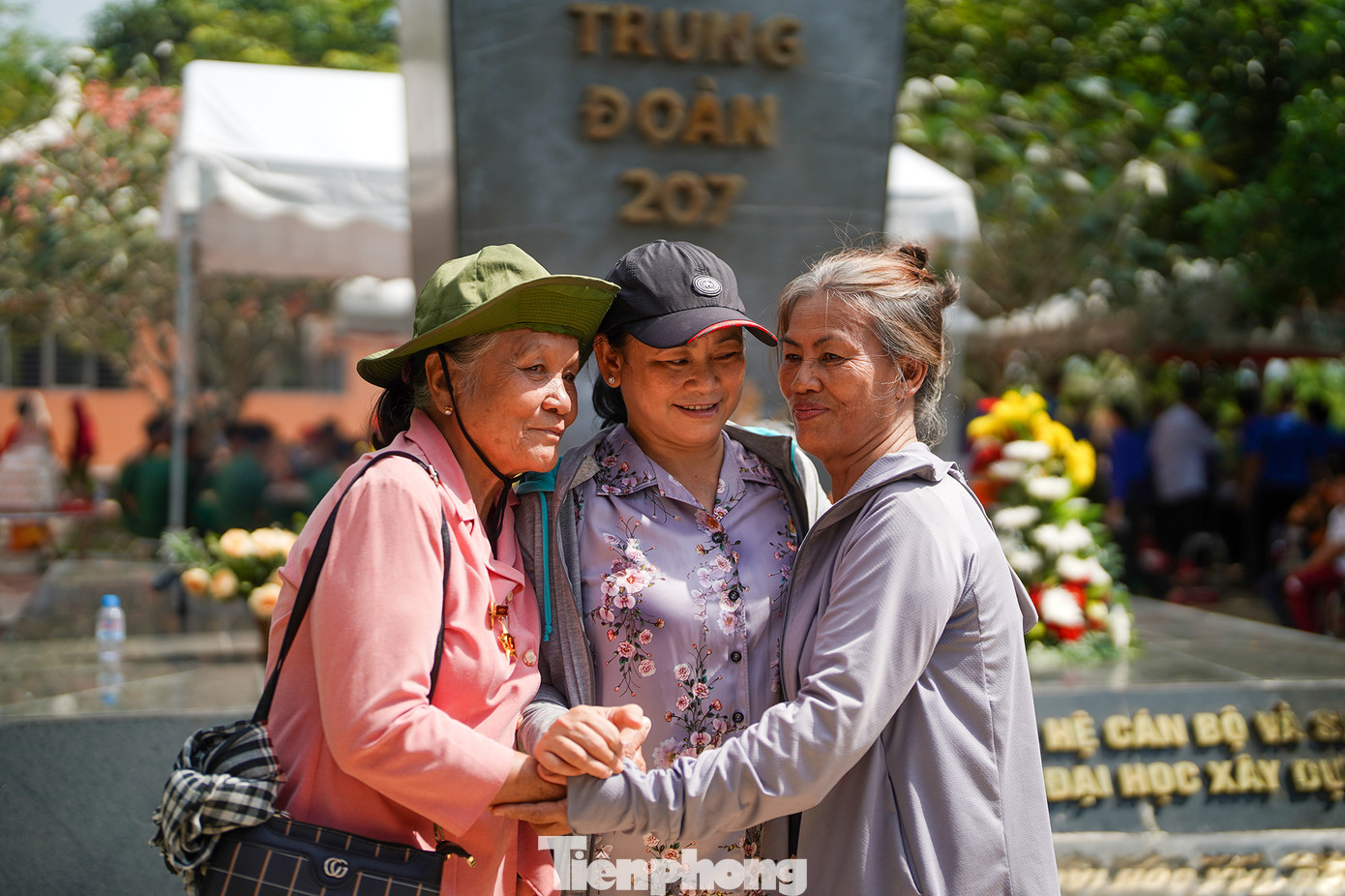 Những đồng đội cũ gặp lại nhau trong ngày giỗ các chiến sĩ Trung đoàn 207