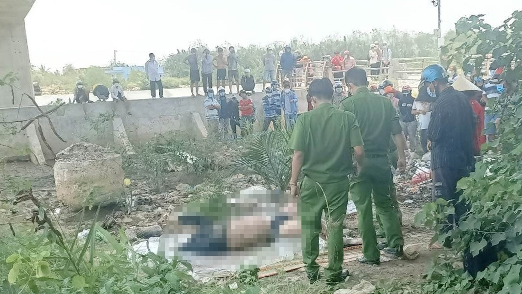 Thi thể nạn nhân được tìm thấy sau 3 ngày nhảy cầu. Thi thể nạn nhân được tìm thấy sau 3 ngày nhảy cầu.