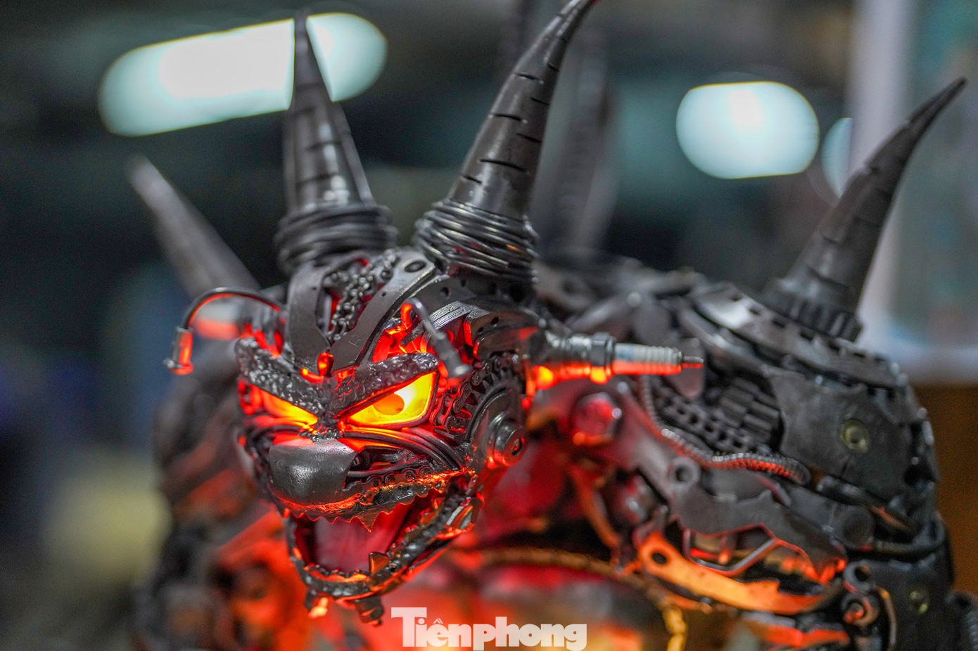 Chiếc "lồng đèn" Porunga đạt độ hoàn hảo về kỹ thuật và mỹ thuật khá cao, thuyết phục mọi ánh nhìn và đang chờ ngày trình diện trước công chúng. Trong bộ truyện 7 viên ngọc rồng, Porunga là rồng được yêu thích nhất. Trong ảnh, bạn Anh Huy, đang tỉ mẩn hoàn thiện các chi tiết siêu nhỏ cho rồng Porunga. Theo Anh Huy, hơn 3 năm làm việc tại xưởng thấy rằng công việc này này có sức hút kỳ lạ, càng làm càng thích vì luôn được sáng tạo và không theo một lập trình quy cũ. Chiếc "lồng đèn" Porunga đạt độ hoàn hảo về kỹ thuật và mỹ thuật khá cao, thuyết phục mọi ánh nhìn và đang chờ ngày trình diện trước công chúng. Trong bộ truyện 7 viên ngọc rồng, Porunga là rồng được yêu thích nhất. Trong ảnh, bạn Anh Huy, đang tỉ mẩn hoàn thiện các chi tiết siêu nhỏ cho rồng Porunga. Theo Anh Huy, hơn 3 năm làm việc tại xưởng thấy rằng công việc này này có sức hút kỳ lạ, càng làm càng thích vì luôn được sáng tạo và không theo một lập trình quy cũ.