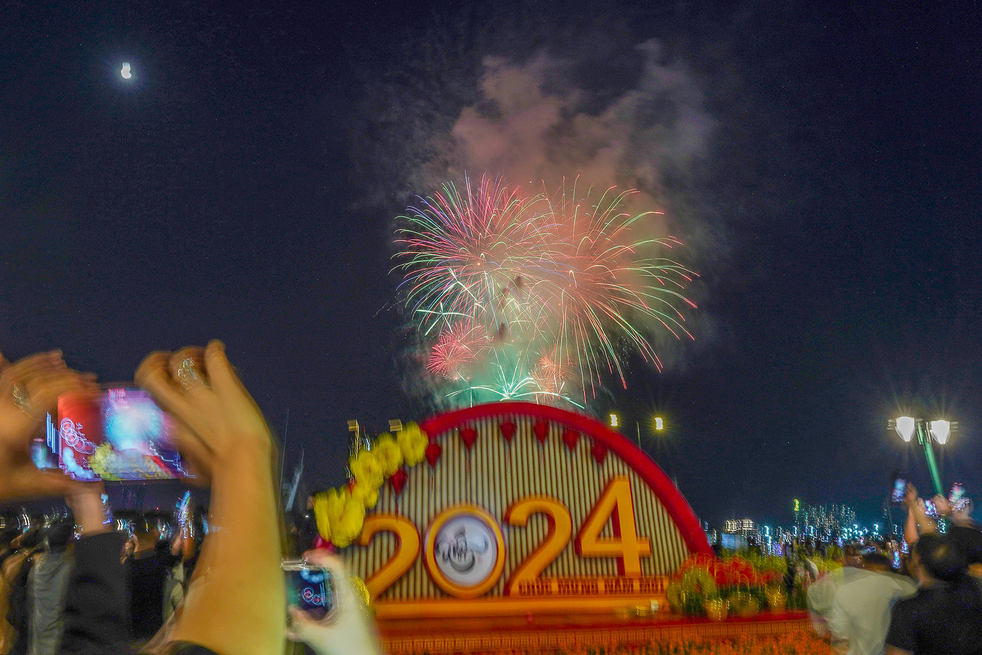 Đúng 0h, pháo hoa chào năm 2024 rực sáng bầu trời TPHCM.