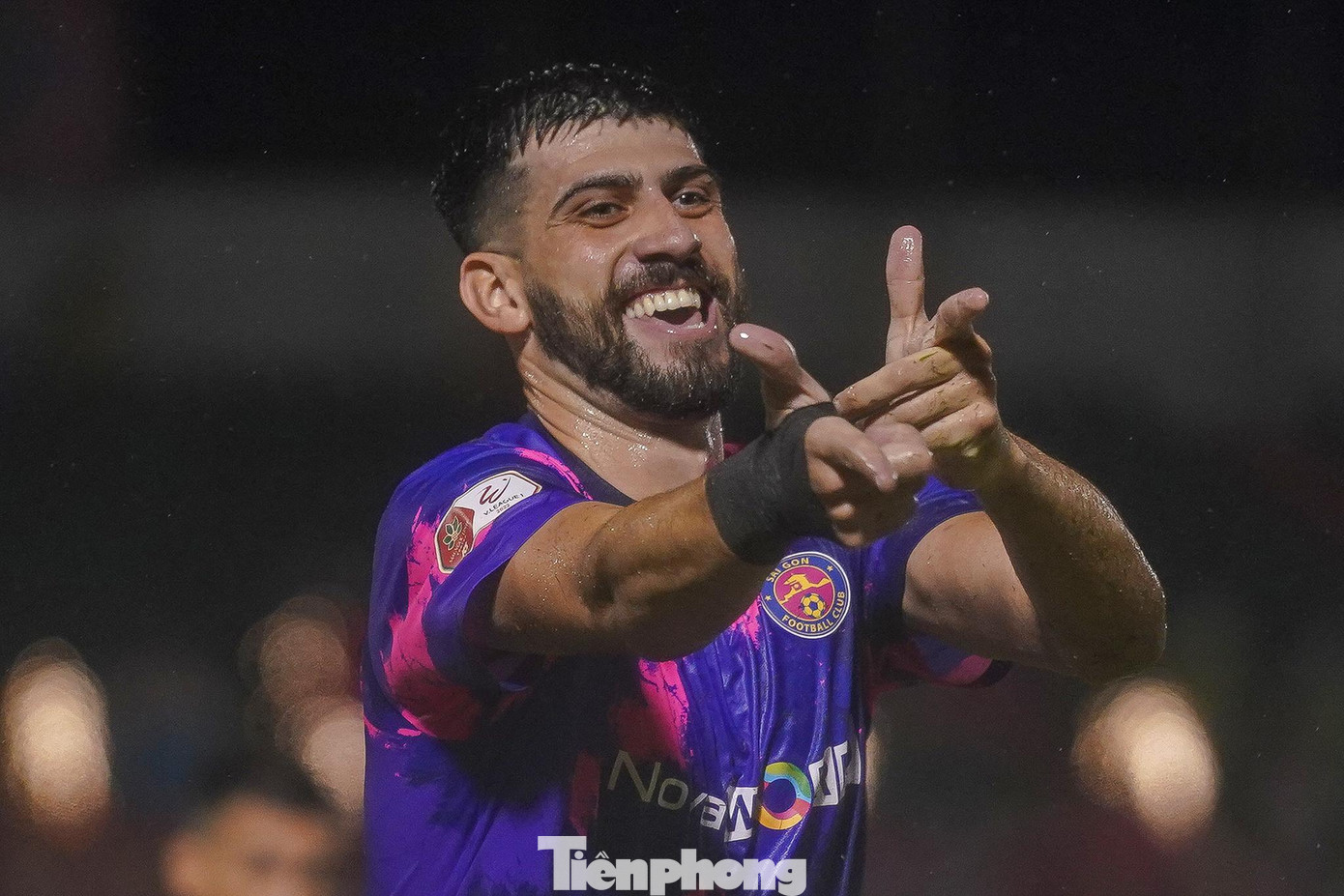 Đến phút 15, Huỳnh Tấn Tài bị Nhật Minh (Hồng Lĩnh Hà Tĩnh) phạm lỗi trong vòng cấm và trọng tài Hoàng Ngọc Hà đã chỉ tay vào chấm phạt đền. Từ chấm 11m, tiền đạo Matheus Da Silva đánh bại thủ môn đội khách mở tỉ số 1-0 cho Sài Gòn FC.