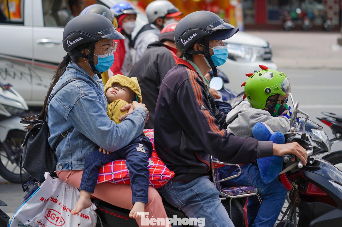Một gia đình hối hả quay lại thành phố.