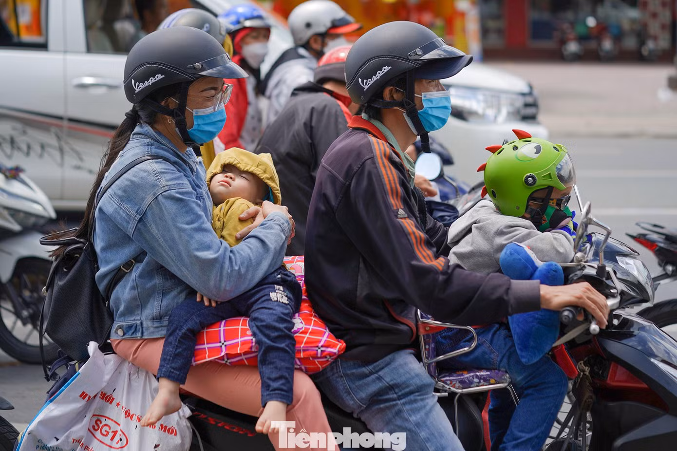 Một gia đình hối hả quay lại thành phố.