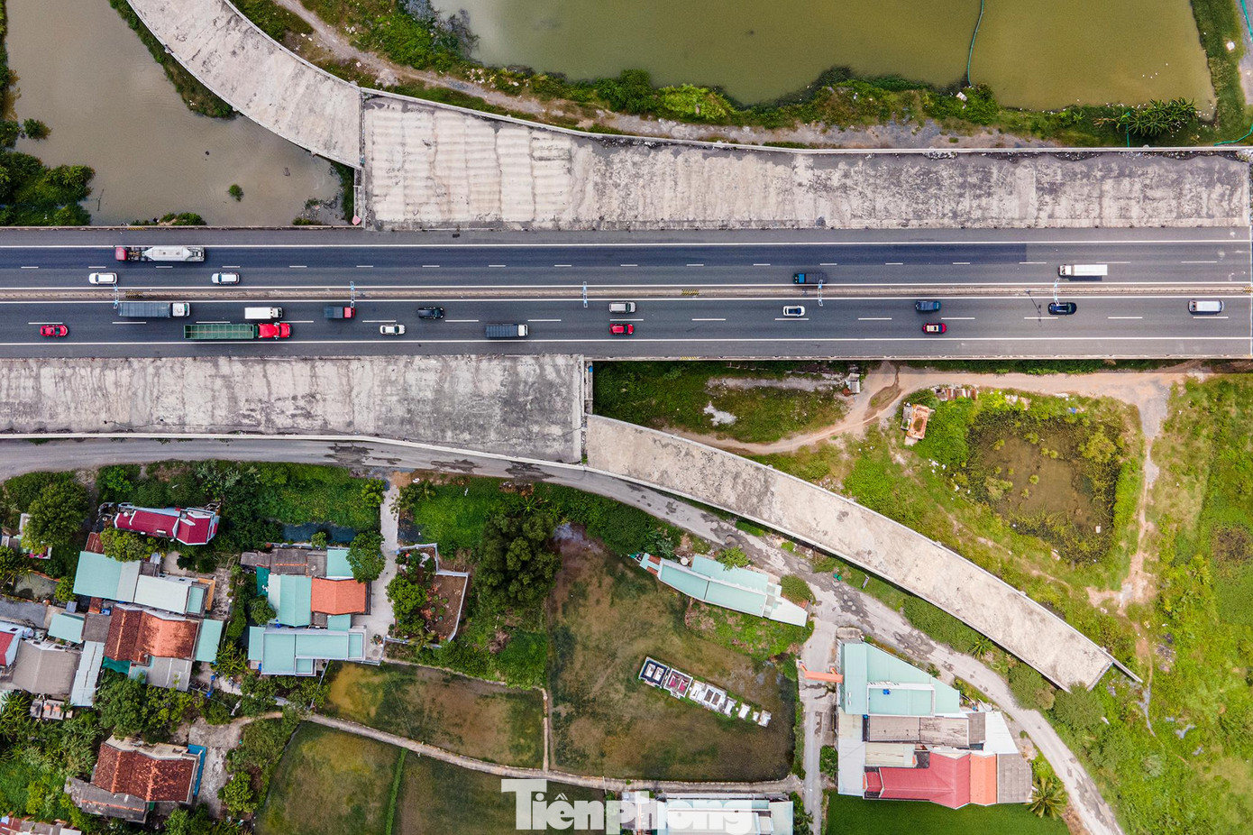 Nhánh bên dưới là điểm cuối của Vành đai 3, nhánh bên trên hướng bắt đầu cao tốc Bến Lức-Long Thành (Đồng Nai).