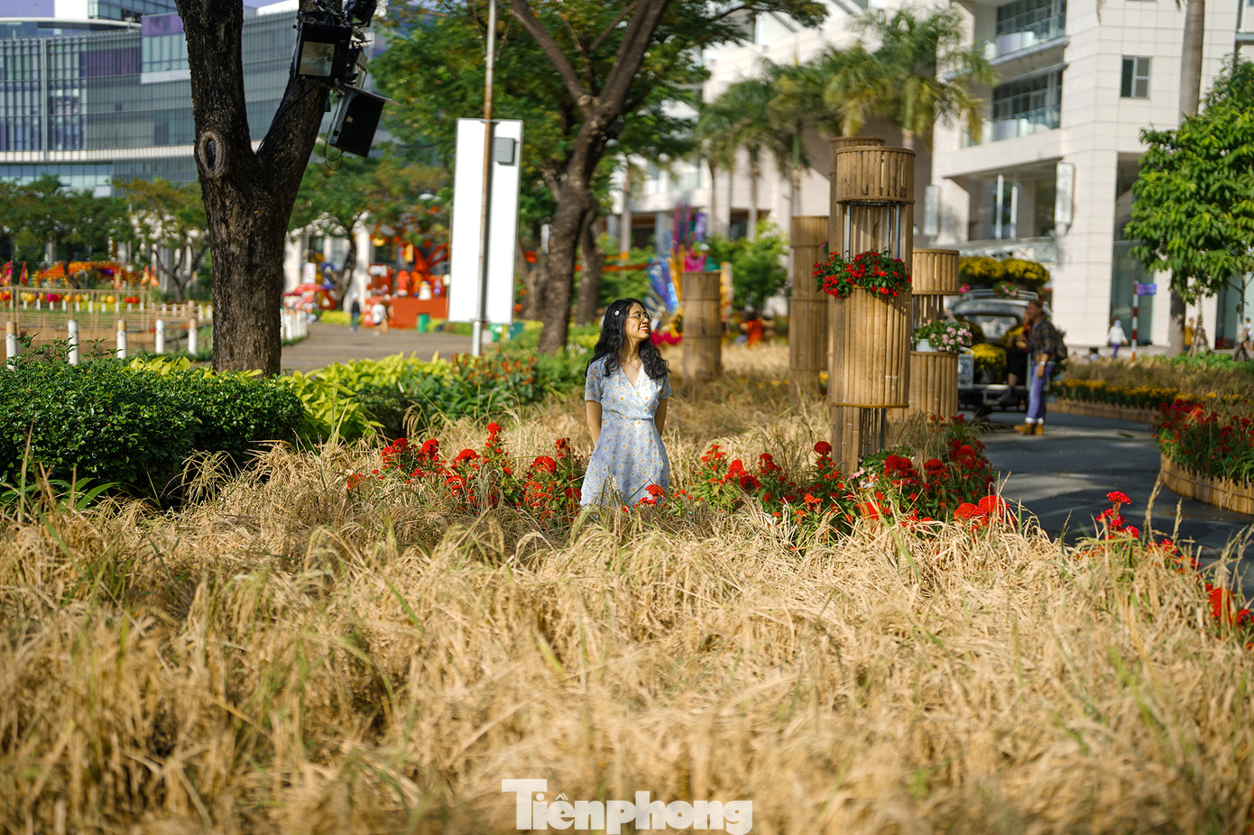 Phượng cùng mẹ của mình di chuyển từ quận Phú Nhuận qua đây hơn 15km để du xuân sau khi đã cúng ông bà. &quot;Tết đến giờ, đường hoa Phú Mỹ Hưng em đi đầu tiên vì em thấy đường hoa Nguyễn Huệ đông người quá&quot;, Phượng cho biết.