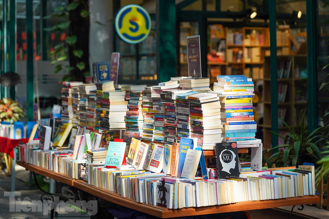 Ông Lê Hoàng, Phó Chủ tịch Hội Xuất bản Việt Nam, Giám đốc Công ty Đường sách TPHCM cho biết, chương trình Tết tại đường sách sẽ diễn ra từ ngày 29/1 đến ngày 6/2 (tức từ 27 tháng Chạp đến Mùng 6/1 âm lịch). Theo đó, khung giờ mở cửa của đường sách được điều chỉnh kéo dài đến 21h30 phút hàng ngày. Ông Lê Hoàng, Phó Chủ tịch Hội Xuất bản Việt Nam, Giám đốc Công ty Đường sách TPHCM cho biết, chương trình Tết tại đường sách sẽ diễn ra từ ngày 29/1 đến ngày 6/2 (tức từ 27 tháng Chạp đến Mùng 6/1 âm lịch). Theo đó, khung giờ mở cửa của đường sách được điều chỉnh kéo dài đến 21h30 phút hàng ngày.