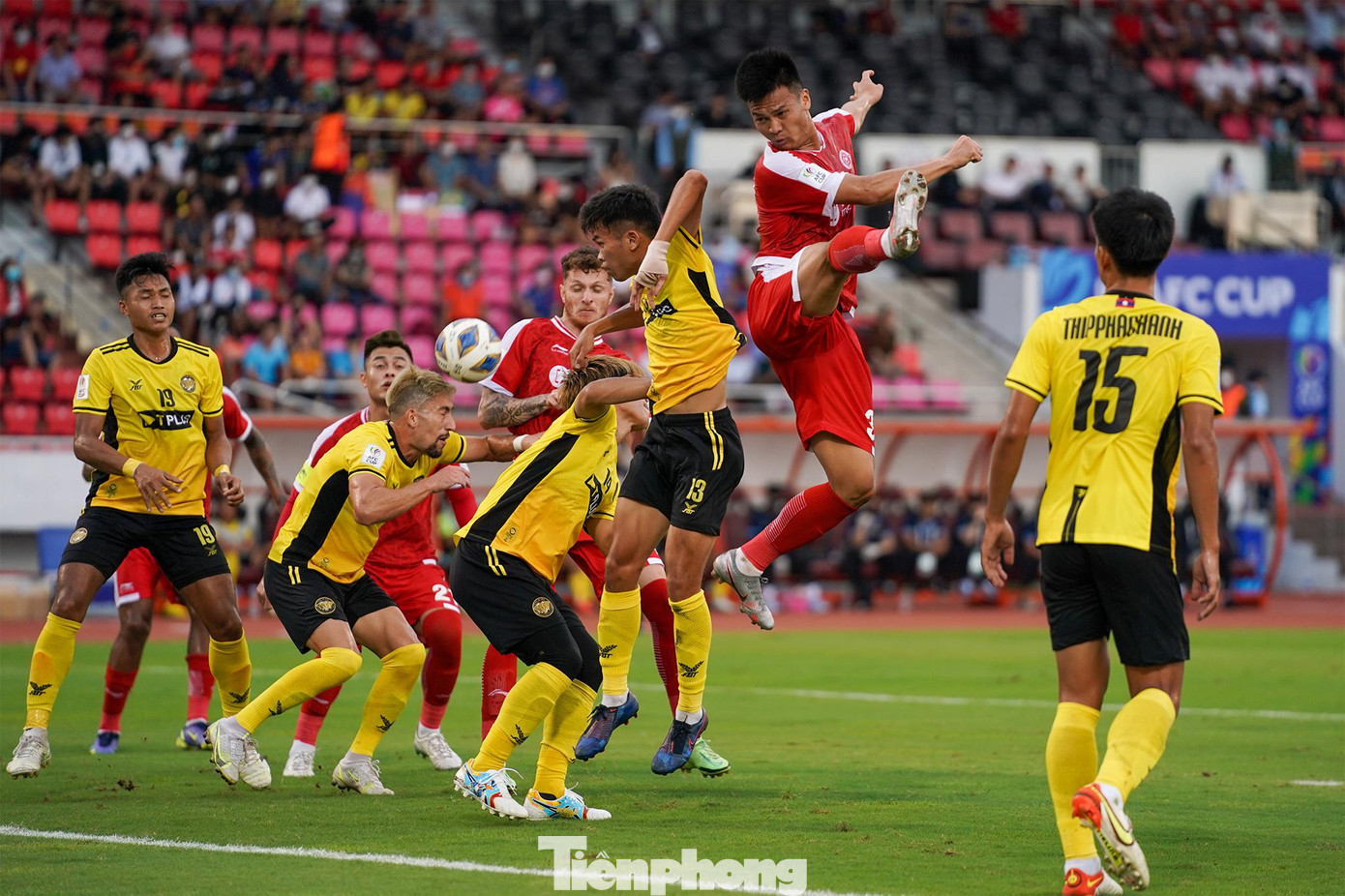 17h, trận đấu chính thức bắt đầu. Những phút đầu tiên, Viettel bước vào trận đấu đầu tiên tại AFC Cup 2022 với nhà đương kim vô địch của Lào - Young Elephants khá chật vật khi đối thủ chơi khá kín kẽ. 17h, trận đấu chính thức bắt đầu. Những phút đầu tiên, Viettel bước vào trận đấu đầu tiên tại AFC Cup 2022 với nhà đương kim vô địch của Lào - Young Elephants khá chật vật khi đối thủ chơi khá kín kẽ.