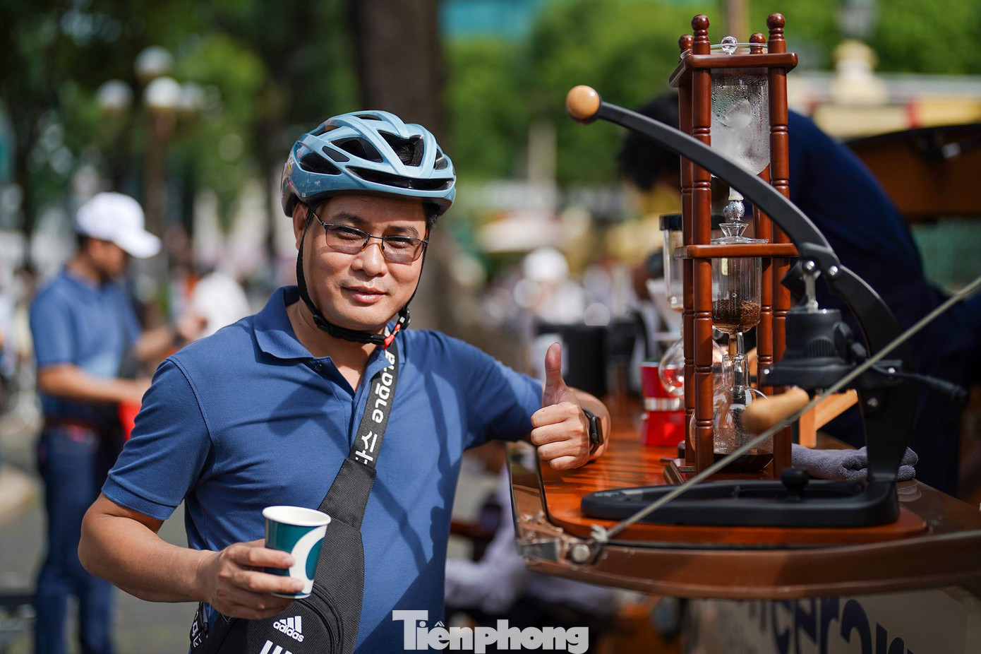 Anh Lại Văn Mạnh (ngụ TP Thủ Đức) tranh thủ thưởng thức ly cà phê miễn phí trước cổng Bưu điện trung tâm: "Quá hay, quá vui, quá phấn khởi cho sự phục hồi sau đại dịch của TPHCM. Trước khi tham gia tour này, tôi tranh thủ đạp xe vòng quanh trung tâm, hít thở không khí. Theo hướng dẫn viên, tôi mới được ngắm nhìn TPHCM từ nhiều góc độ. Tôi được trải mình dưới hàng me xanh của Đường sách TPHCM. Tôi được khám phá những công trình kiến trúc có tuổi đời trên 100 năm".