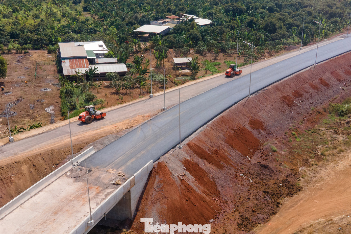 Một số đoạn tại nút giao cao tốc Dầu Giây - Phan Thiết với cao tốc TPHCM - Long Thành - Dầu Giây đoạn qua địa phận huyện Thống Nhất, tỉnh Đồng Nai đã được dựng trụ đèn chiếu sáng.
