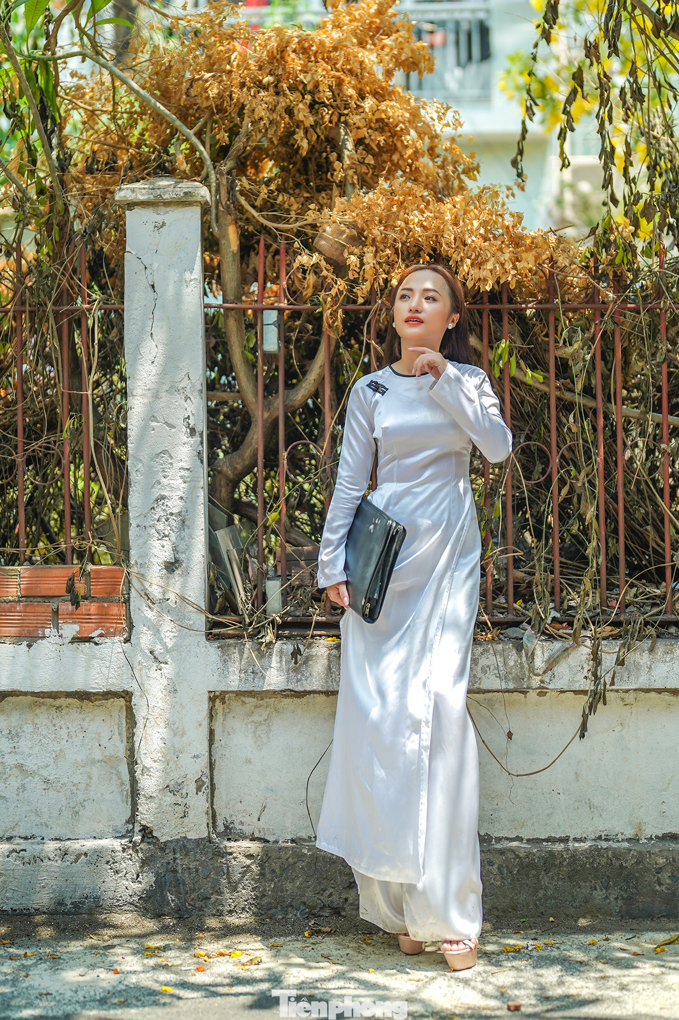 Sài Gòn khô khan, cây khô cỏ cháy cũng tạo cảm xúc cho những người yêu thích nhiếp ảnh sáng tác. "Thực sự, được hoà mình và ghi lại những hình ảnh trong khung cảnh đẹp thế này, với tôi, đây là một trong những khoảnh khắc đẹp nhất của thanh xuân", Trinh Hồ bộc bạch.