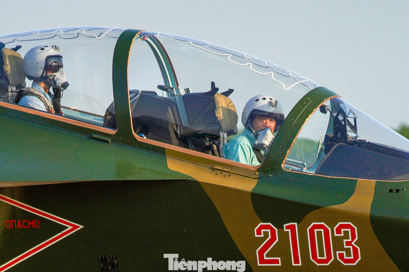 Mỗi chiếc Yak-130 có 2 phi công bay tập luyện.