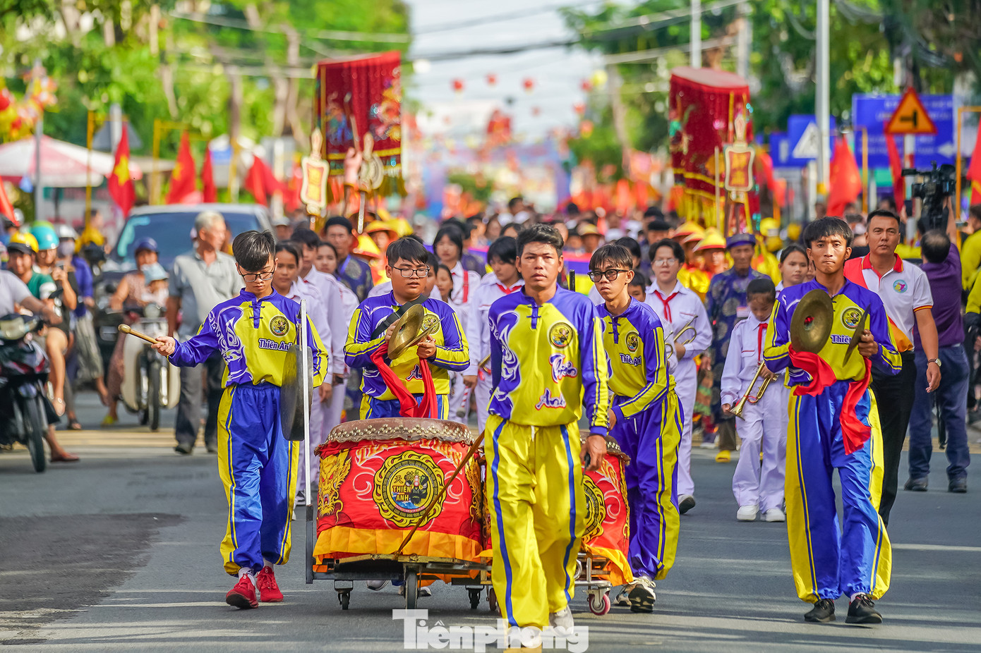 Sáng 16/9, BTC lễ hội Nghinh Ông huyện Cần Giờ thực hiện nghi thức rước đại kỳ. Đây là phần mở đầu cho các hoạt động của lễ hội năm 2024. Năm nay, lễ hội đánh dấu mốc 111 năm hình thành và phát triển, cũng là cột mốc 11 năm Lễ hội Nghinh Ông Cần Giờ được công nhận là Di sản văn hóa phi vật thể cấp quốc gia.