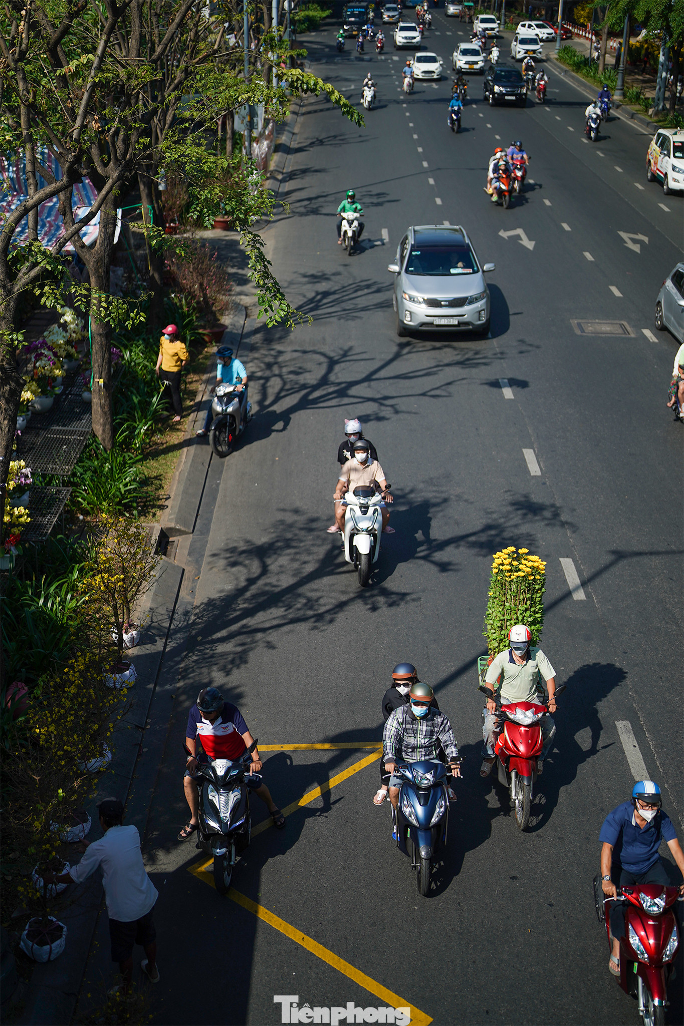 "Khách hàng chỉ hỏi rồi đi. Thiệt tình mà nói là năm nay cánh bán hoa tết tụi tui không dám nói thách hay hét giá. Chỉ cần nghe giá hơi cao xíu là khách bỏ đi, không buồn trả giá thì làm sao, chỉ biết đưa ra giá hợp lý thôi. Tôi mong bán được mấy cây hoa kiếm tiền tiêu tết nhưng năm nay khó quá", một chủ hàng hoa Tết trên đường Lý Thường Kiệt (quận Tân Bình) chia sẻ.