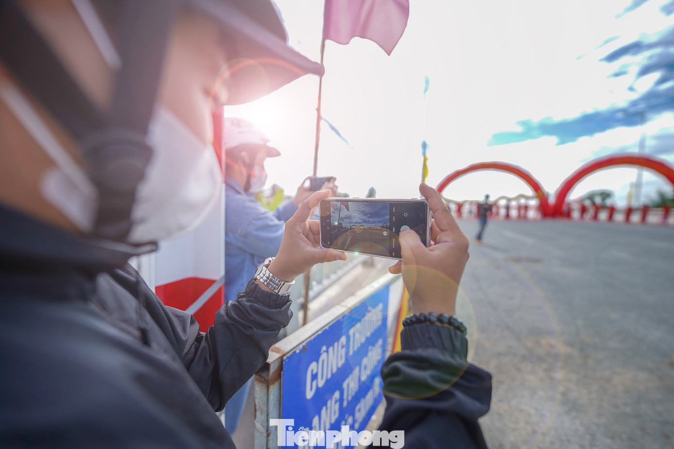 Anh Nguyễn Đăng Khoa (ngụ phường 3, TP Tân An) chạy gần 10 km để chờ thời khắc thông xe trên tuyến đường trọng điểm. "Có con đường này, từ nay ở Tân An đi Châu Thành - Tân Trụ - Thủ Thừa... thuận tiện lắm", anh Khoa nói.