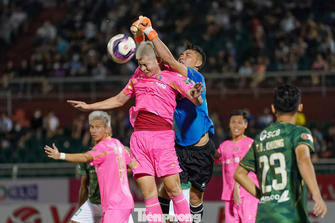 Chơi khá tập trung nhưng thủ môn Phạm Văn Phong của Sài Gòn FC không thể giữ sạch lưới. Chơi khá tập trung nhưng thủ môn Phạm Văn Phong của Sài Gòn FC không thể giữ sạch lưới.