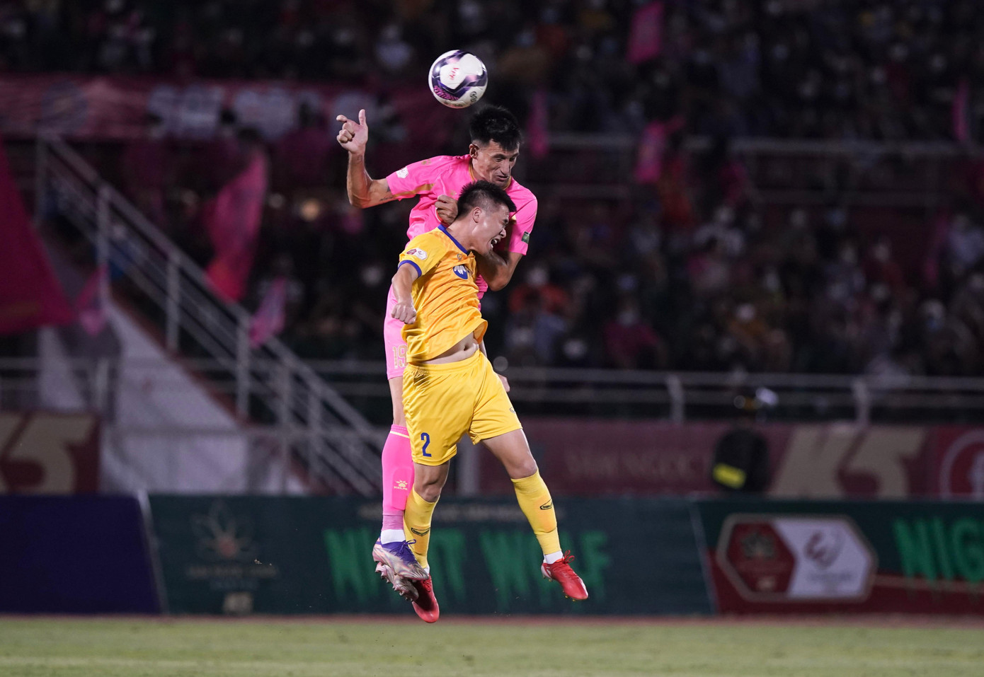 Các cầu thủ Sài Gòn đang nỗ lực gây sức ép để tìm kiếm cơ hội ghi bàn mở tỷ số trận đấu. Các cầu thủ Sài Gòn đang nỗ lực gây sức ép để tìm kiếm cơ hội ghi bàn mở tỷ số trận đấu.