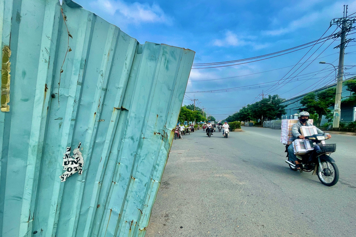 Phía bờ kè kênh Tham Lương thuộc phường Bình Hưng Hoà, hàng rào công trường chìa ra 3 cây cọc sắt hướng đối lại dòng xe lưu thông. Một người bán hàng rong cho biết, ban đêm nếu ai mắt kém sẽ khó quan sát, nếu chạy xe đâm thẳng vào những cọc sắt này rất nguy hiểm. Phía bờ kè kênh Tham Lương thuộc phường Bình Hưng Hoà, hàng rào công trường chìa ra 3 cây cọc sắt hướng đối lại dòng xe lưu thông. Một người bán hàng rong cho biết, ban đêm nếu ai mắt kém sẽ khó quan sát, nếu chạy xe đâm thẳng vào những cọc sắt này rất nguy hiểm.